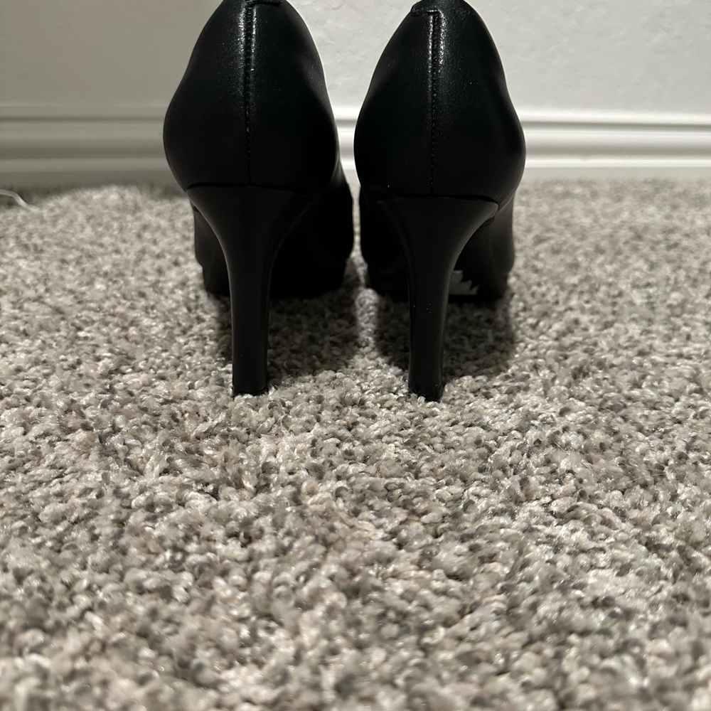 NEW Clarks size 8 Leather Black Heels - Picture 6 of 7